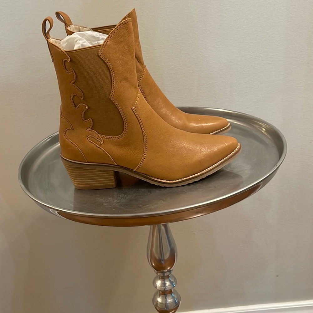 Geewawa boots. Pretty brown boots with side scalloped detailing.